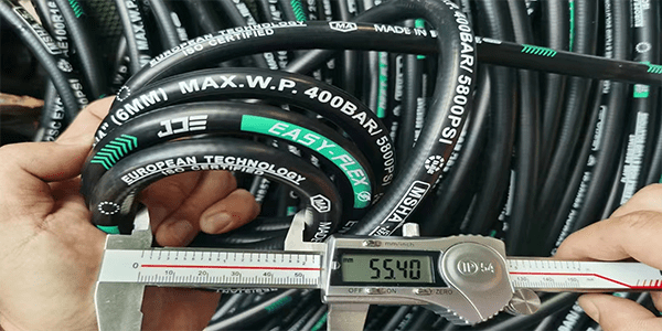 Our quality inspector is checking the bending radius of the Easy-Flex hydraulic hose.