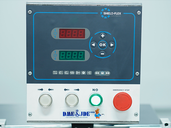 The details of the hose crimping control panel